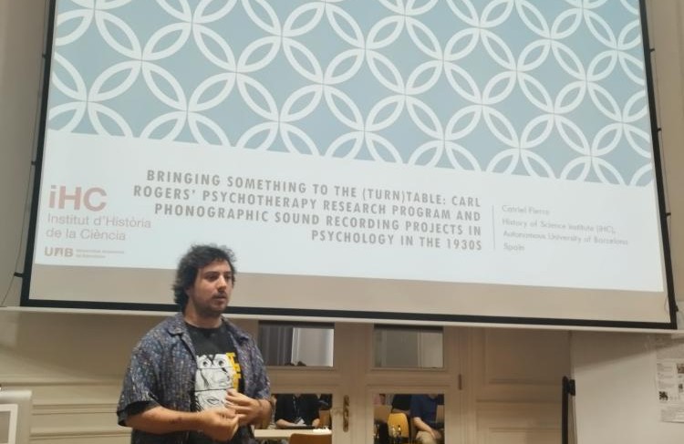 Catriel Fierro presentant el seu treball a la conferència anual Cheiron